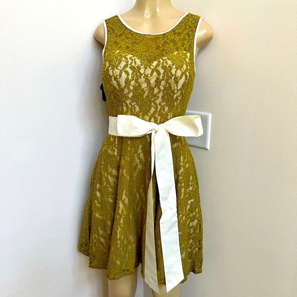 Juno green lace belted dress
